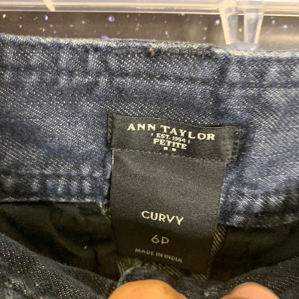Ann Taylor Petite- Dark Wash Curvy Jeans size 6P - Picture 5 of 8